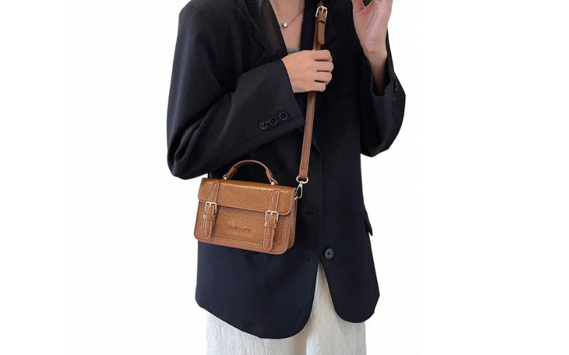 phong cách công sở với túi đeo chéo