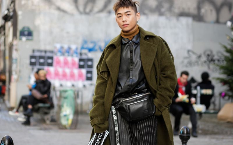 phong cách streetwear với túi đeo chéo